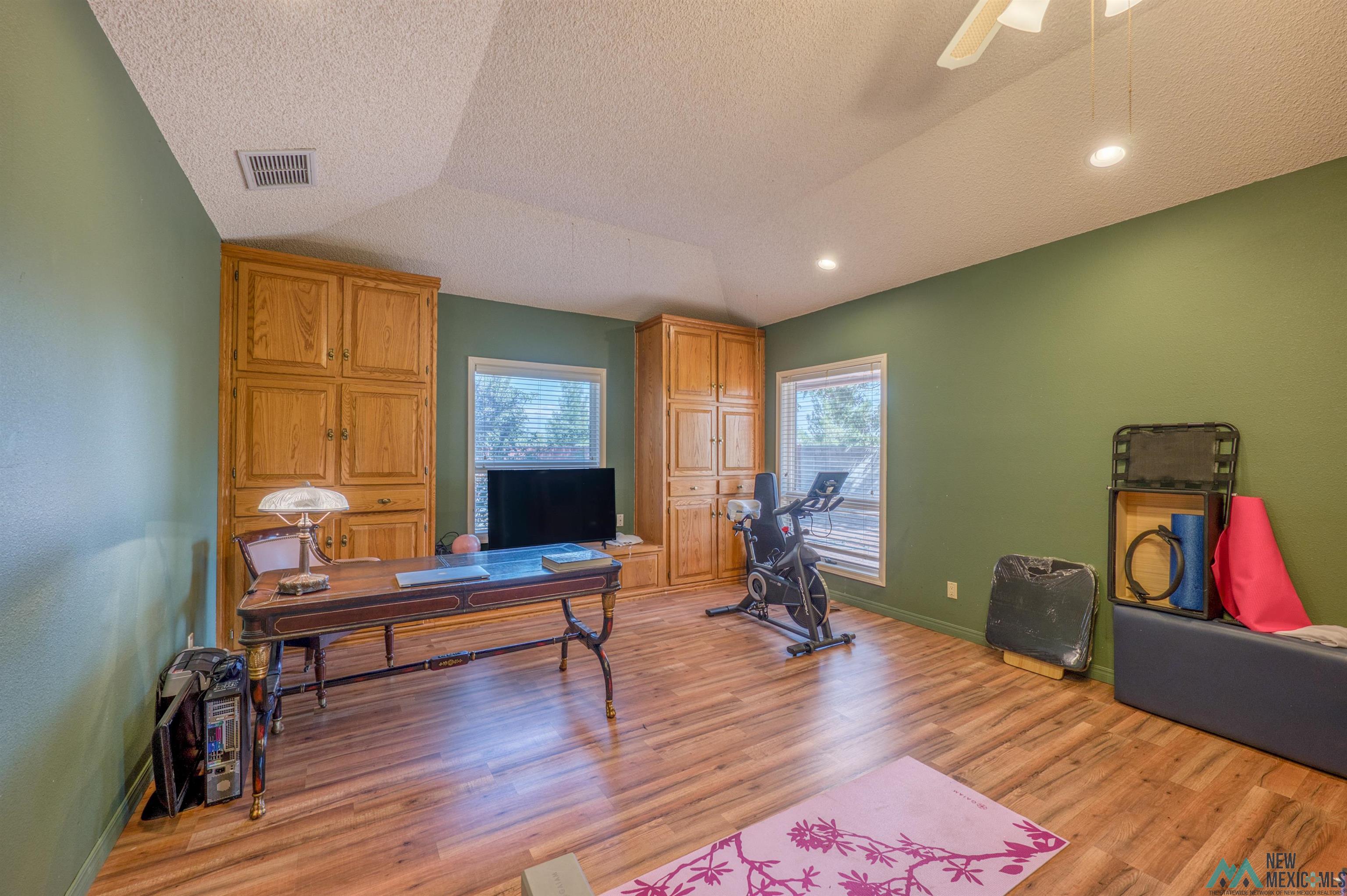 Roswell, New Mexico 88201, United States, 5 Bedrooms Bedrooms, ,4 BathroomsBathrooms,Residential,Active,223071