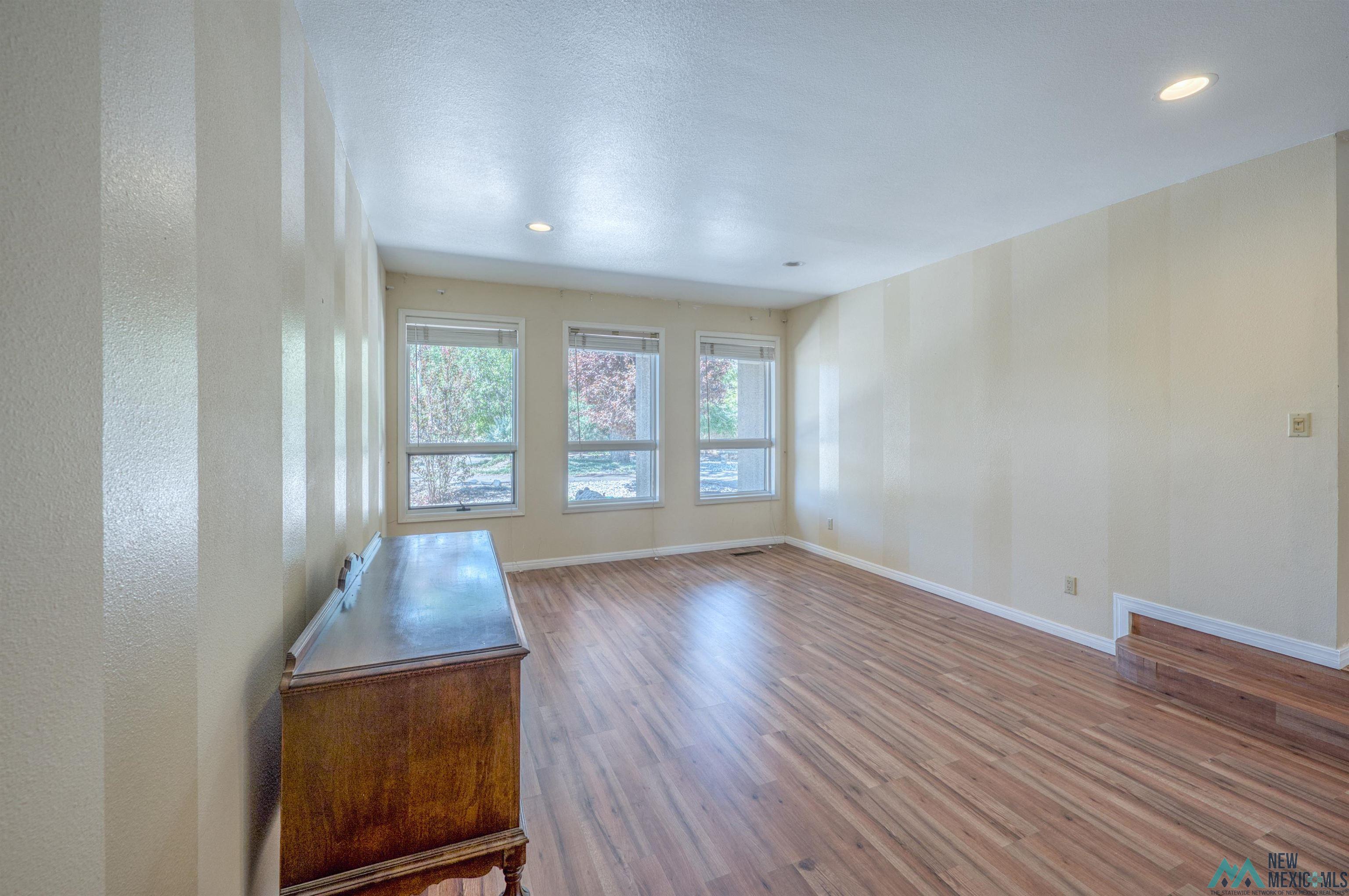 Roswell, New Mexico 88201, United States, 5 Bedrooms Bedrooms, ,4 BathroomsBathrooms,Residential,Active,223071