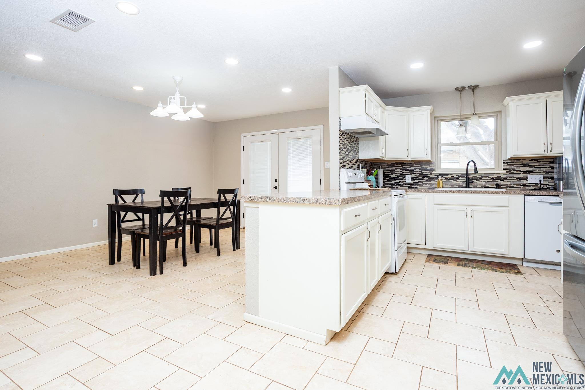 Clovis, New Mexico 88101, United States, 3 Bedrooms Bedrooms, ,2 BathroomsBathrooms,Residential,Active,89946