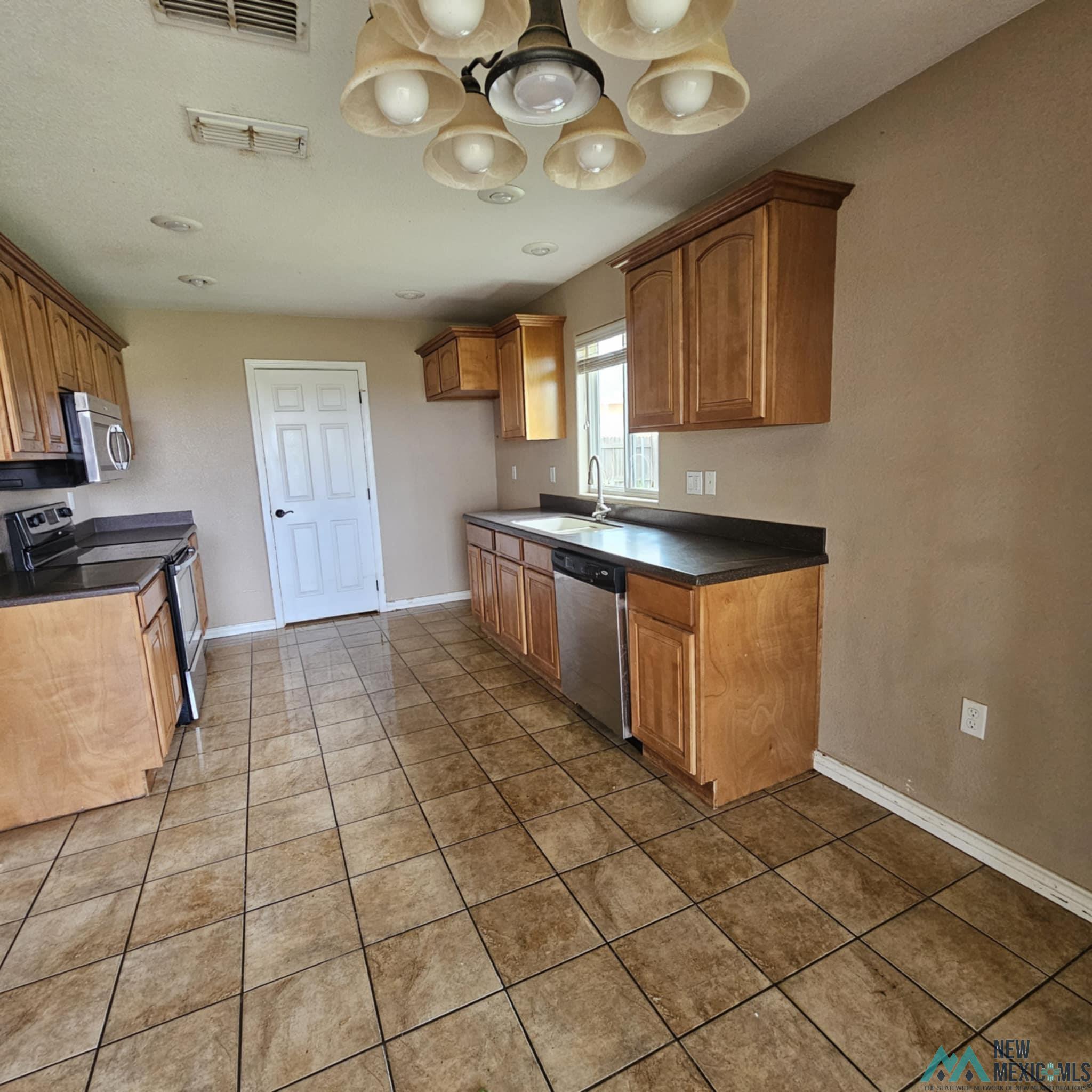 Clovis, New Mexico 88101, United States, 3 Bedrooms Bedrooms, ,2 BathroomsBathrooms,Residential,Active,196884