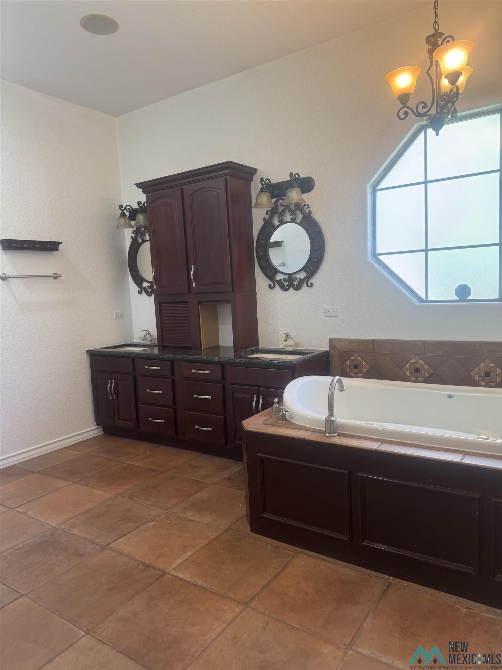 61 N Sky Loop, Roswell, Texas image 11