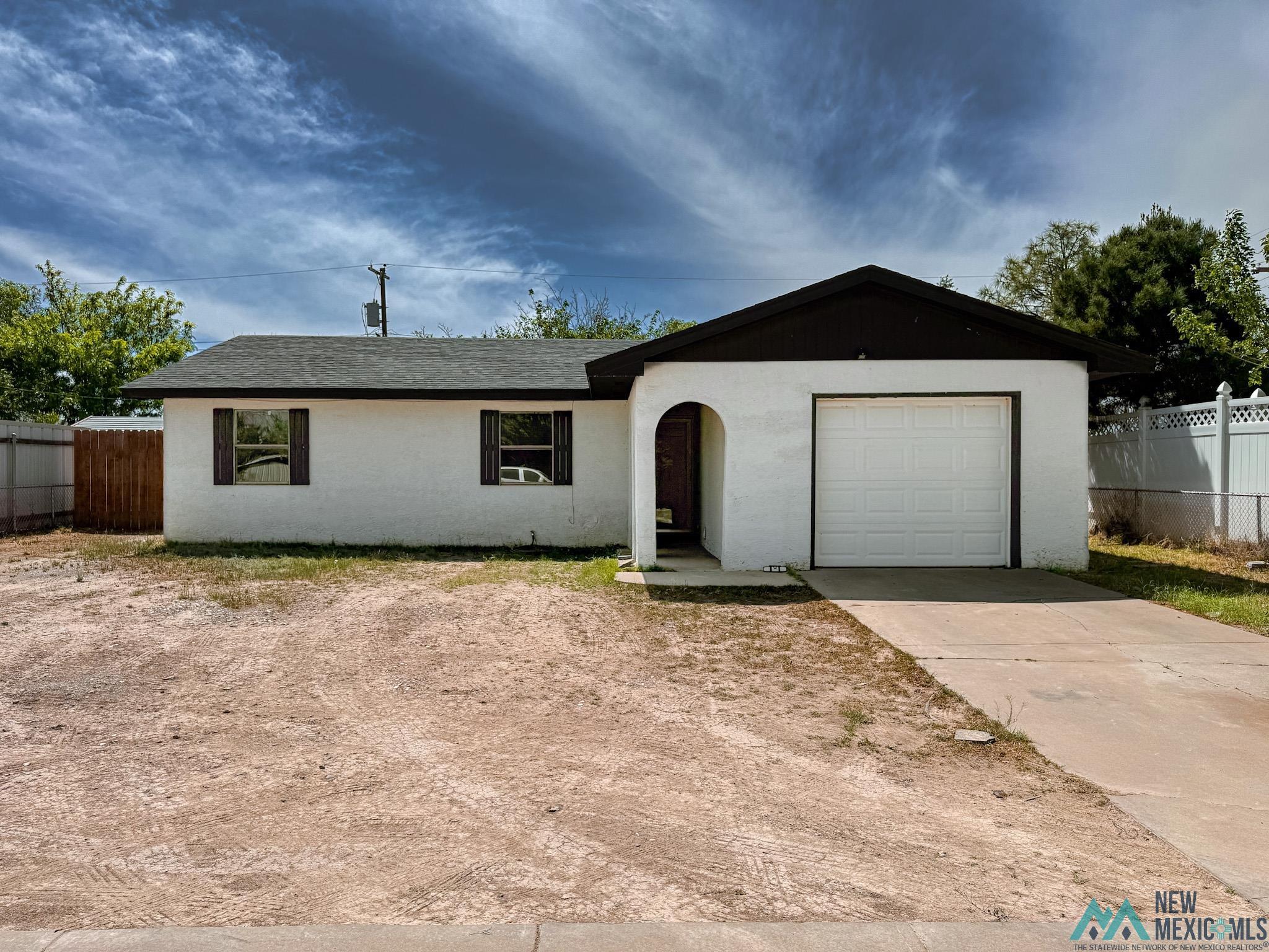 402 Chamisal Avenue, Roswell, Texas image 1