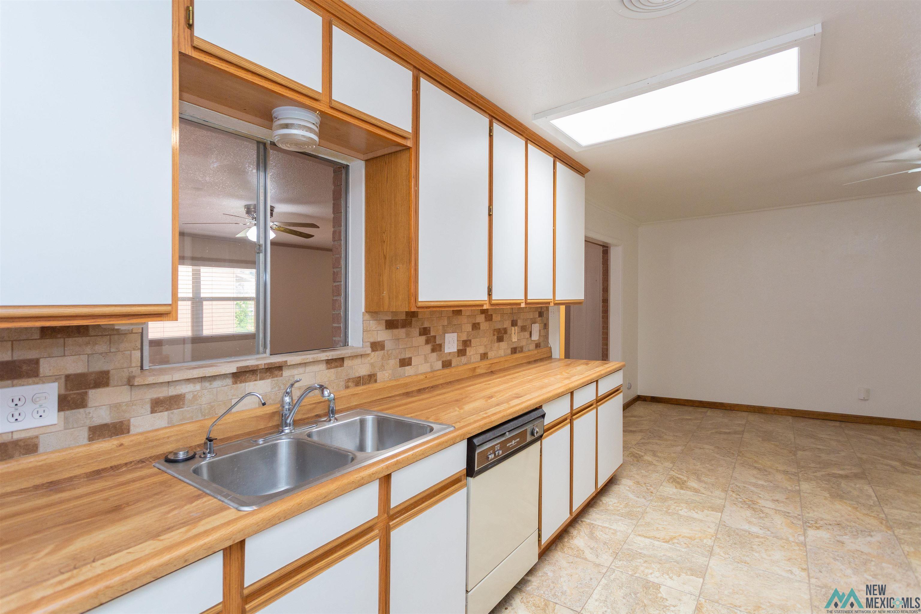 Roswell, New Mexico 88201, United States, 4 Bedrooms Bedrooms, ,3 BathroomsBathrooms,Residential,Pending,187623