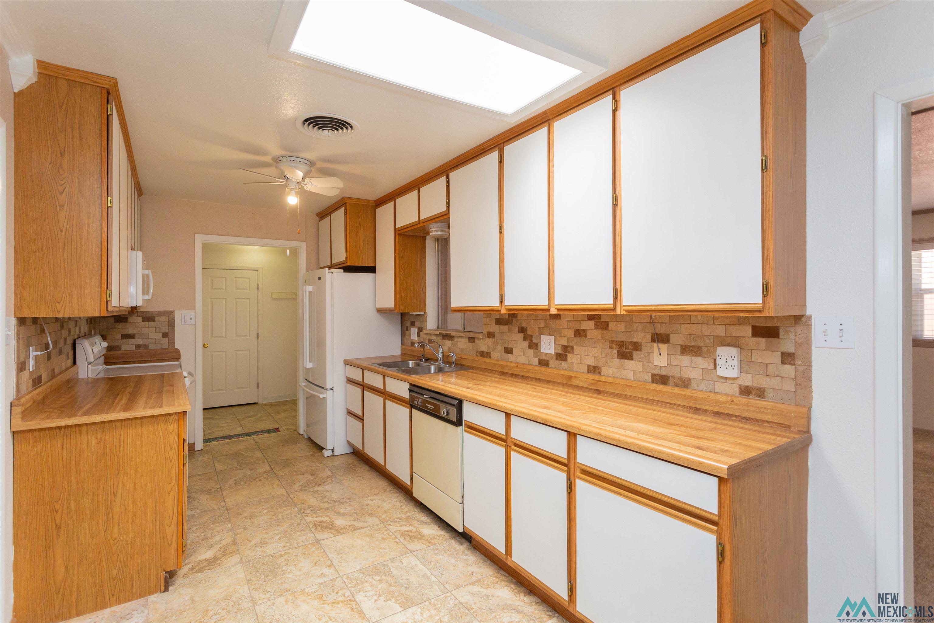 Roswell, New Mexico 88201, United States, 4 Bedrooms Bedrooms, ,3 BathroomsBathrooms,Residential,Pending,187623