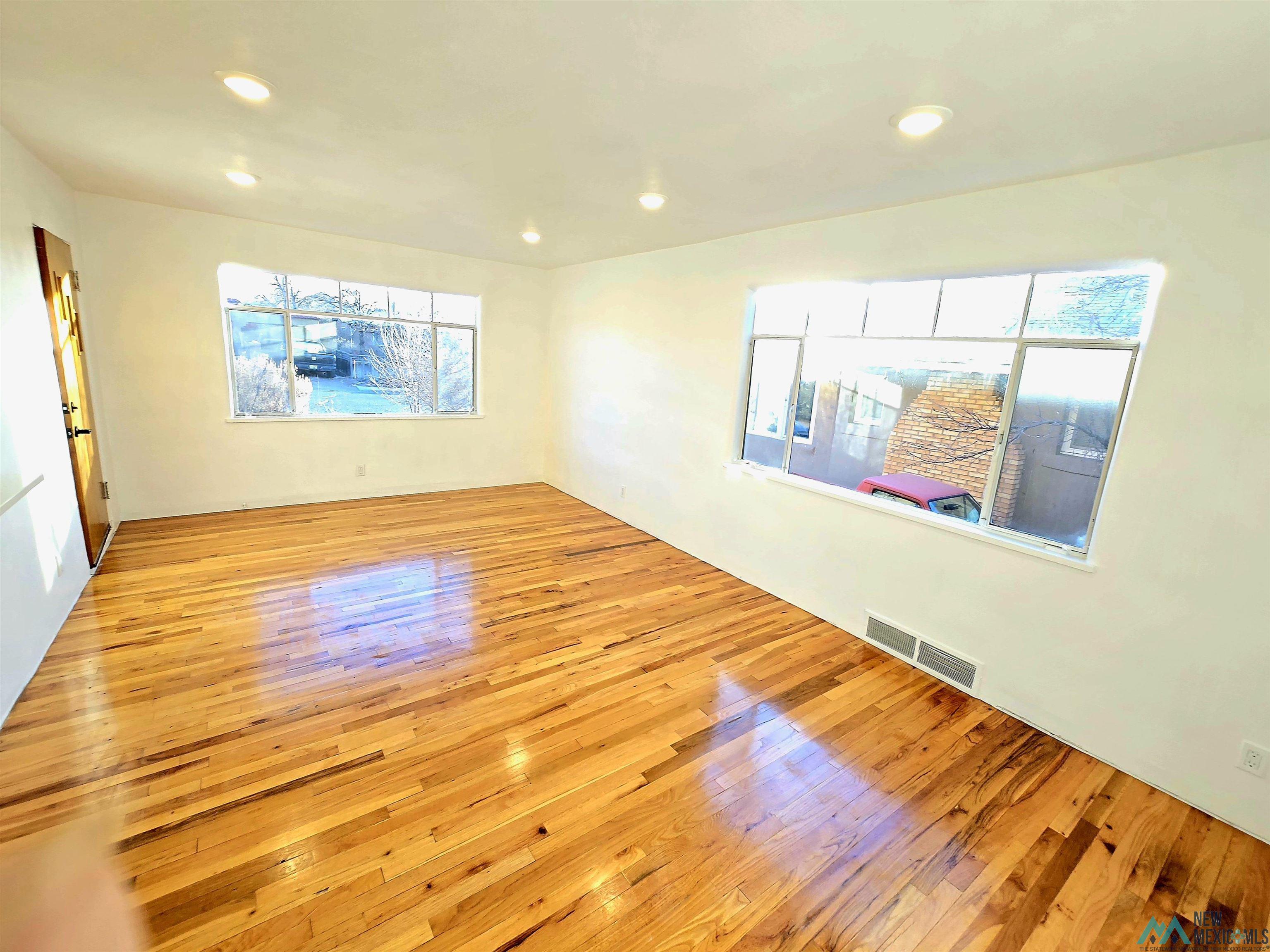 203 E Pine Avenue, Gallup, Texas image 2