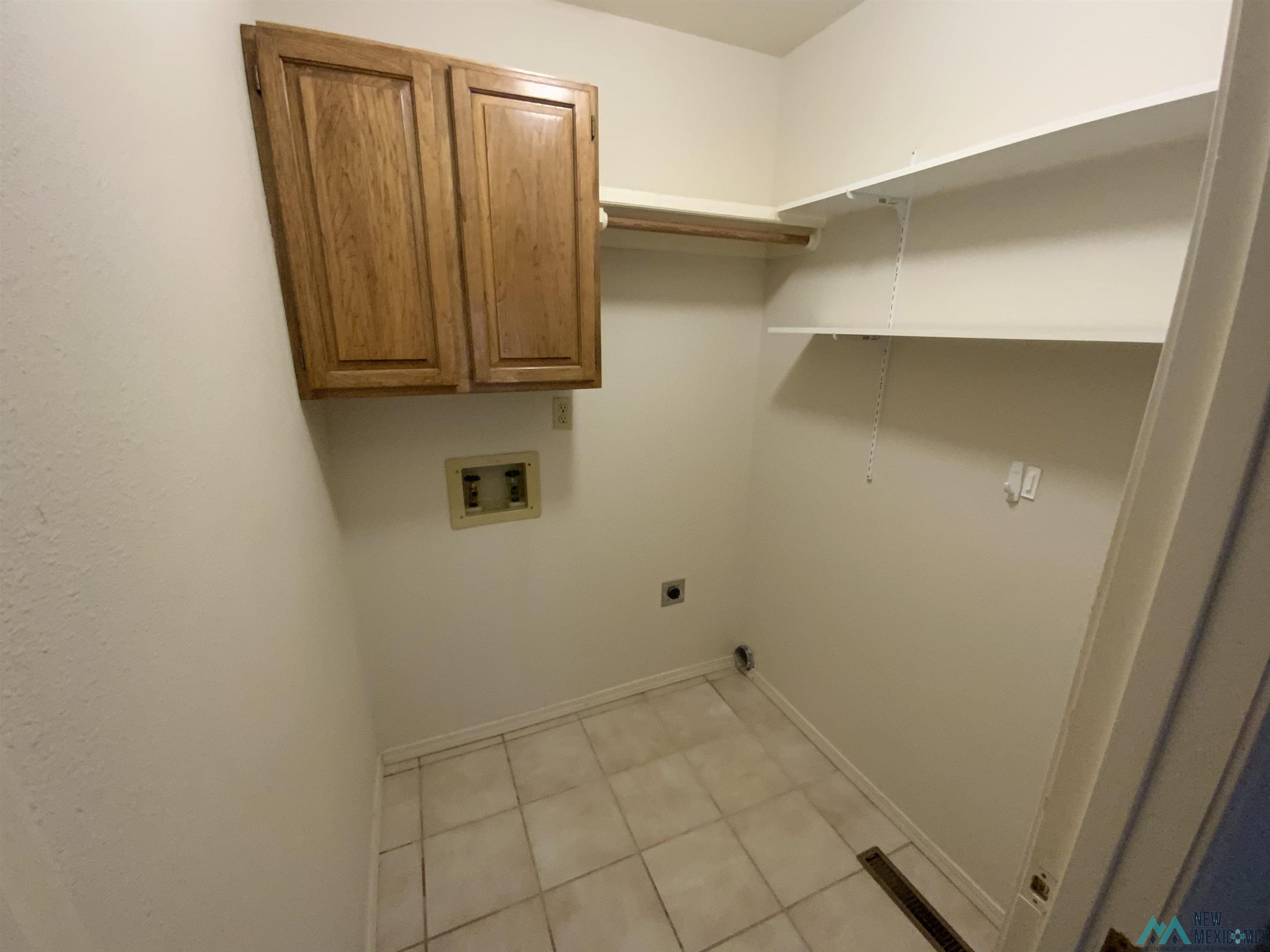 Roswell, New Mexico 88201, United States, 4 Bedrooms Bedrooms, ,3 BathroomsBathrooms,Residential,Pending,191565