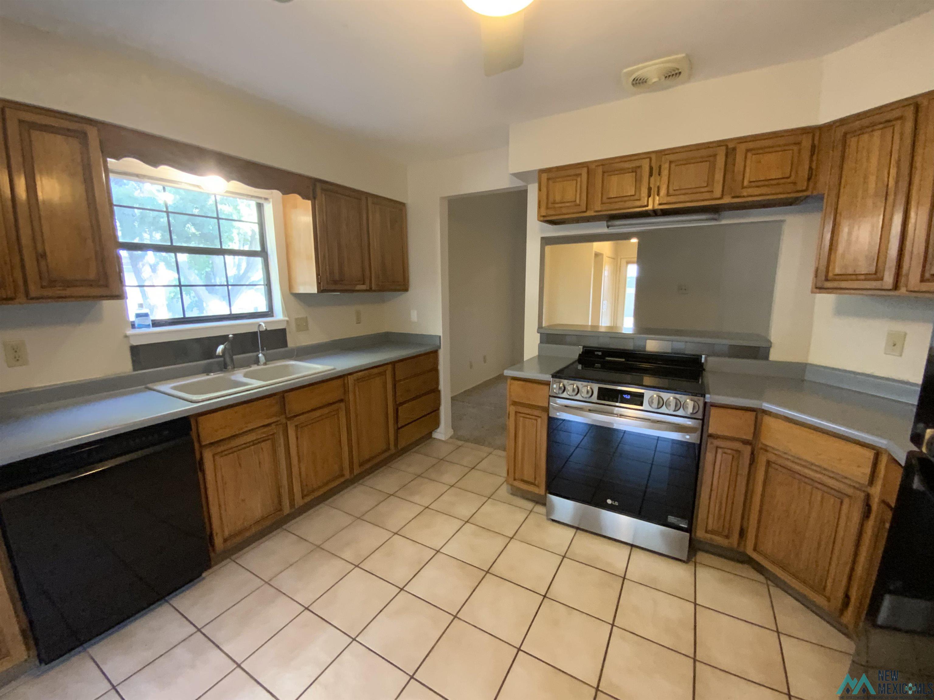 Roswell, New Mexico 88201, United States, 4 Bedrooms Bedrooms, ,3 BathroomsBathrooms,Residential,Pending,191565