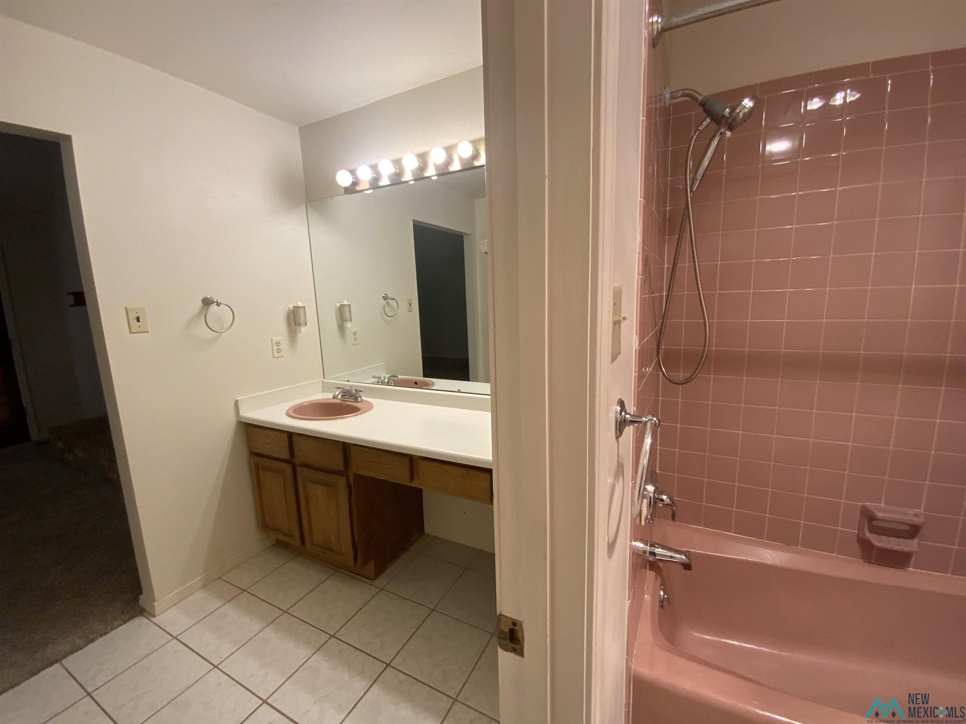 Roswell, New Mexico 88201, United States, 4 Bedrooms Bedrooms, ,3 BathroomsBathrooms,Residential,Pending,191565