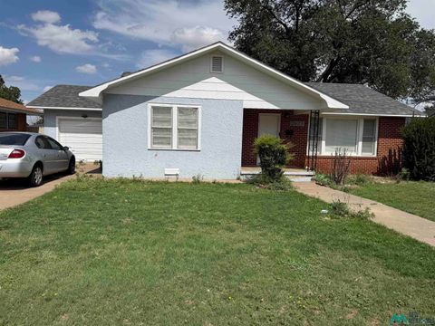 Homes For Sale - 2625 N Gidding Streets<br/> Clovis, NM 88101