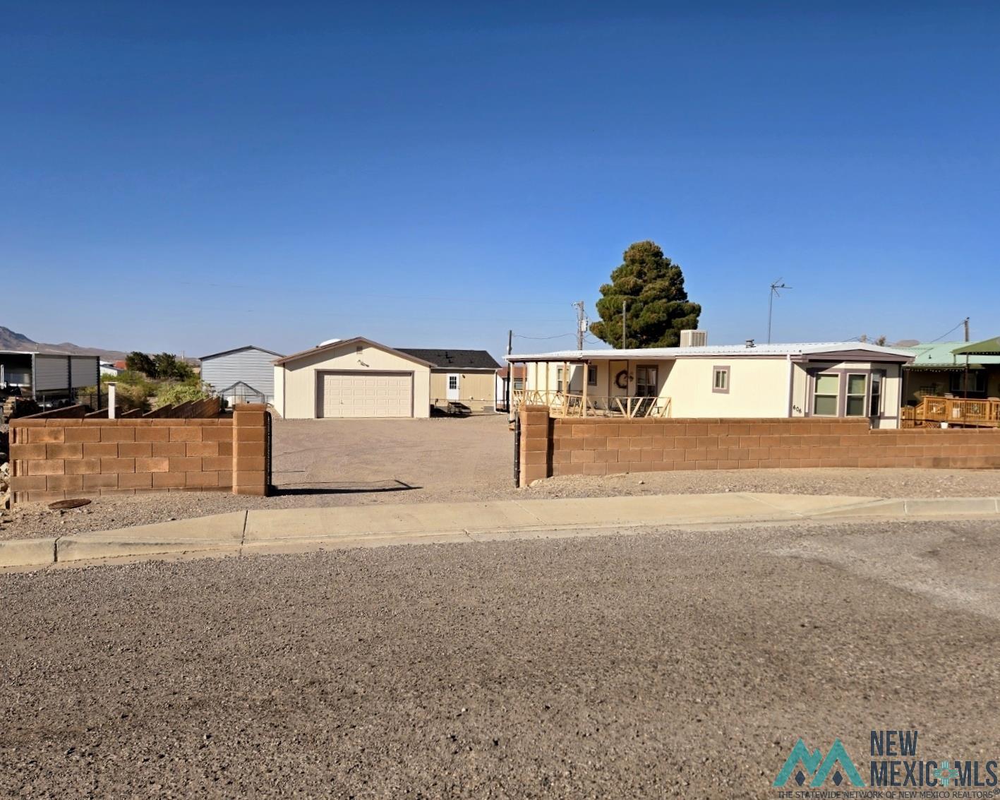 606 Travis Street, Truth Or Consequences, New Mexico image 2