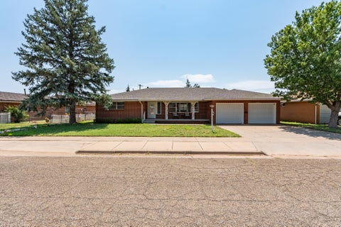 Homes For Sale - 105 W. Christopher Dr<br/> Curry County, Clovis, NM 88101