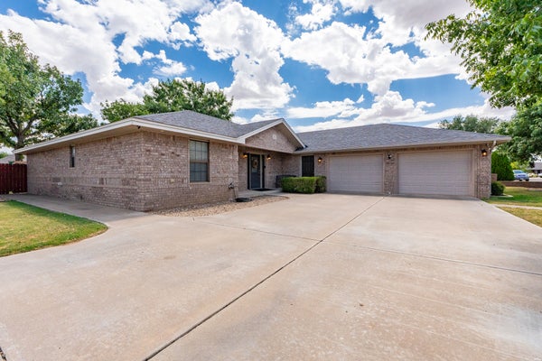 1303 OAKWOOD CIR, PORTALES, NM 88130 - Image 8449fd2bcb844af6438db96fd1d48a3d/3418639955