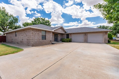 Homes For Sale - 1303 Oakwood Circle Cir<br/> Portales, NM 88130