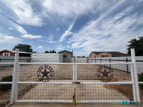 Mobile Home For Sale - 1620 E Dunnam St<br/> Hobbs, NM 88240