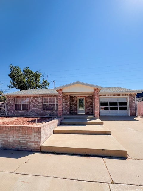 Homes For Sale - 318 Nelson St<br/> Carlsbad, NM 88220