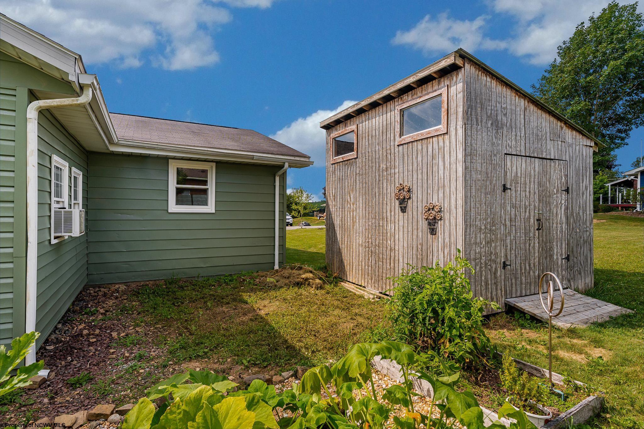 Oakland, Maryland 21550, United States, 3 Bedrooms Bedrooms, ,1 BathroomBathrooms,Residential,Contingent,196209