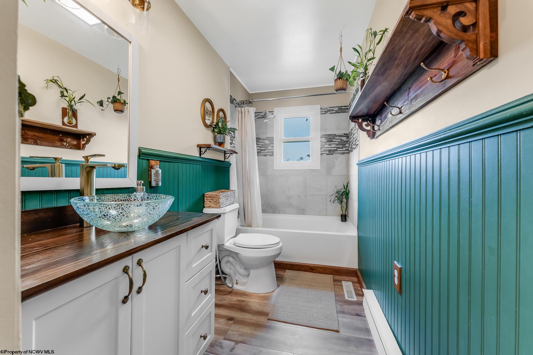 Oakland, Maryland 21550, United States, 3 Bedrooms Bedrooms, ,1 BathroomBathrooms,Residential,Contingent,196209