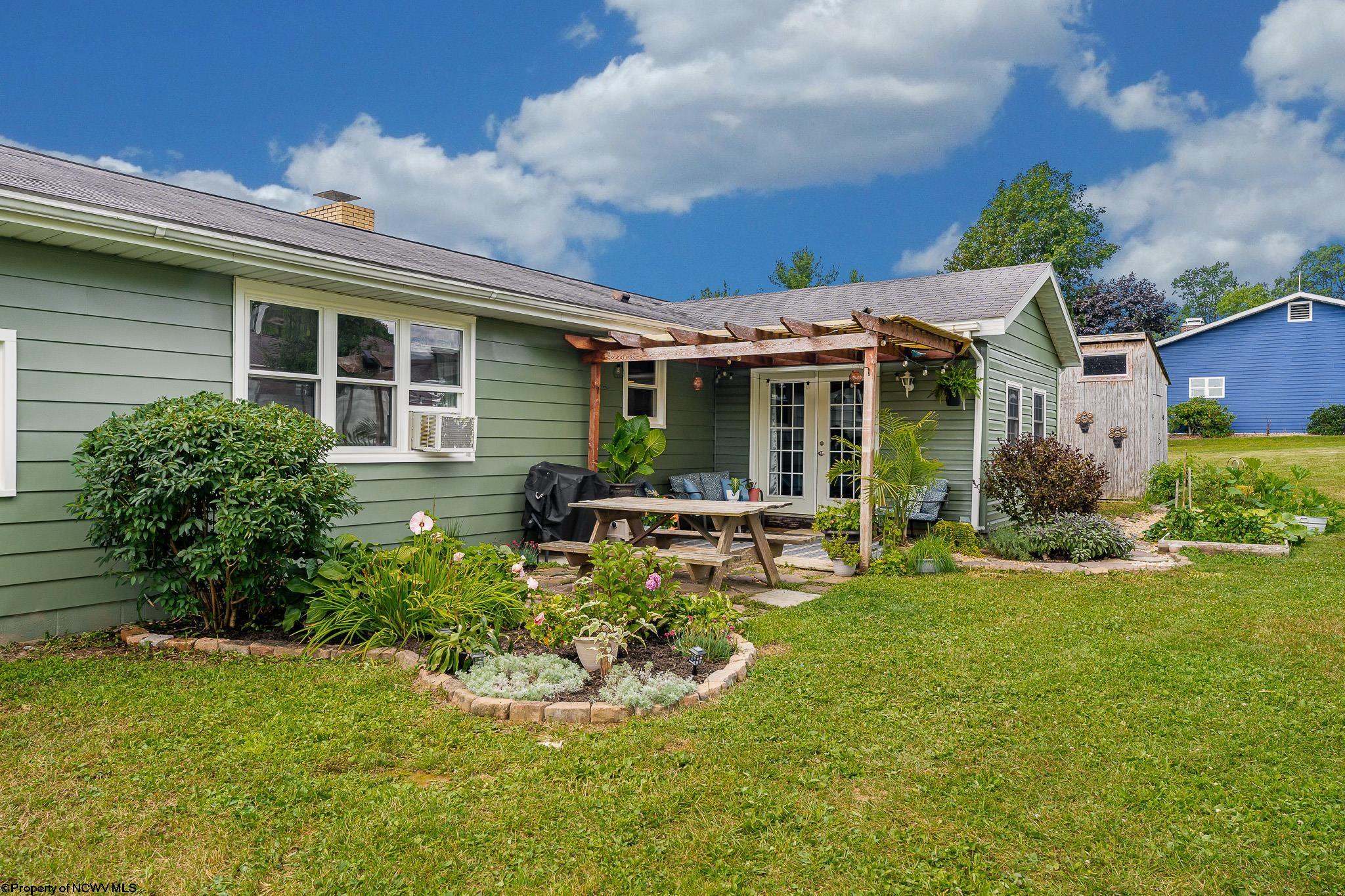 Oakland, Maryland 21550, United States, 3 Bedrooms Bedrooms, ,1 BathroomBathrooms,Residential,Contingent,196209