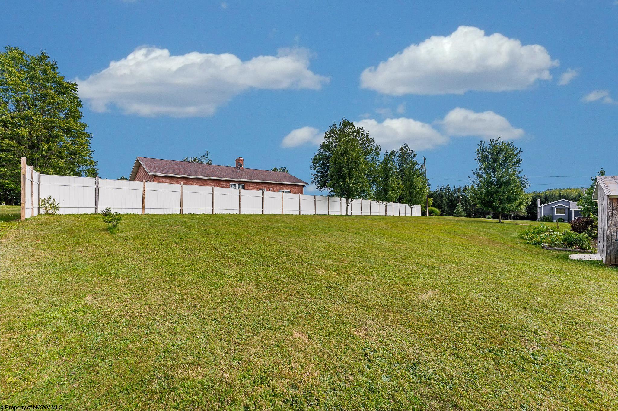 Oakland, Maryland 21550, United States, 3 Bedrooms Bedrooms, ,1 BathroomBathrooms,Residential,Contingent,196209