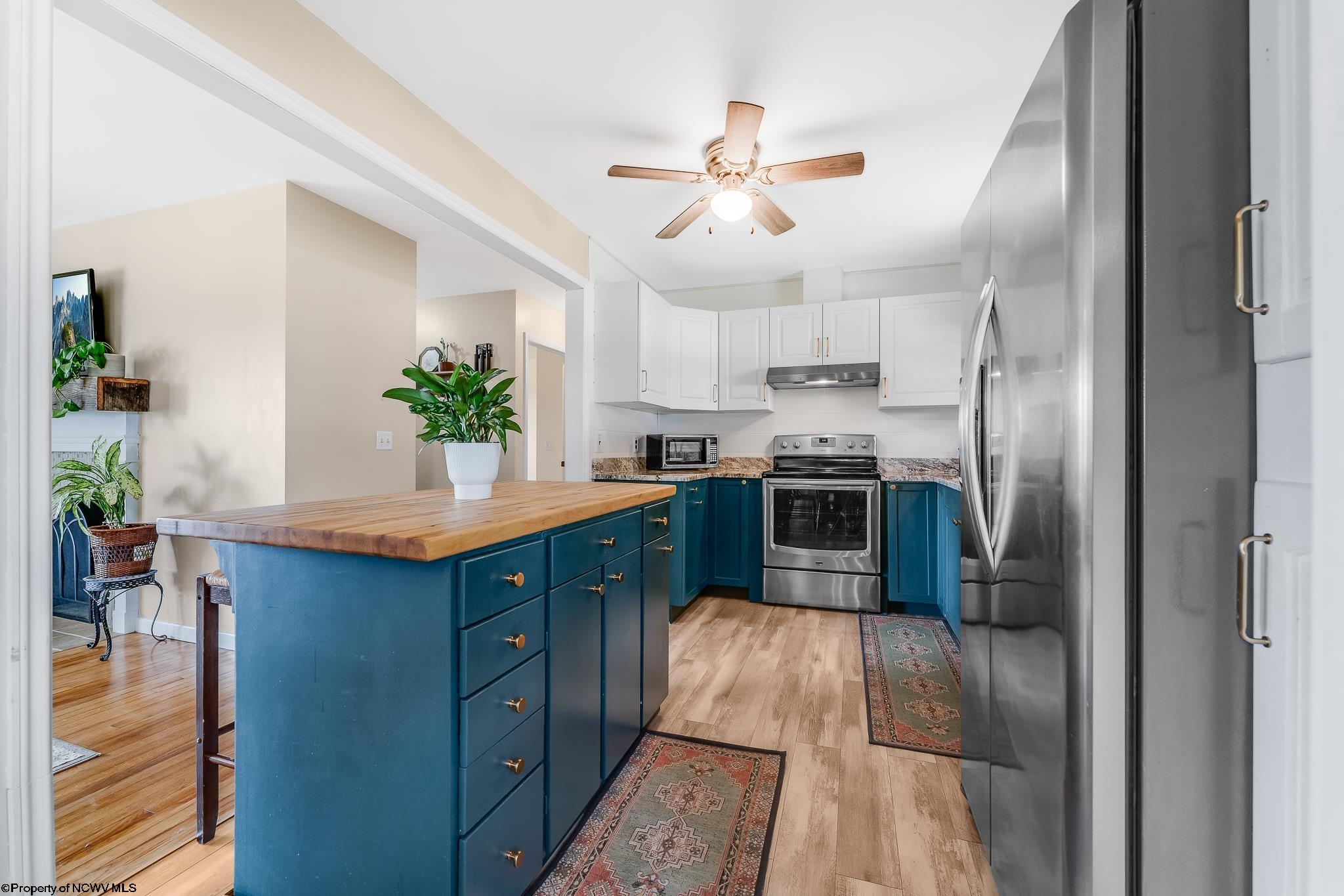 Oakland, Maryland 21550, United States, 3 Bedrooms Bedrooms, ,1 BathroomBathrooms,Residential,Contingent,196209