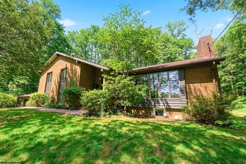 Photo of 606 Poplar Woods Drive, Morgantown, WV 26505 (MLS # 10164321)
