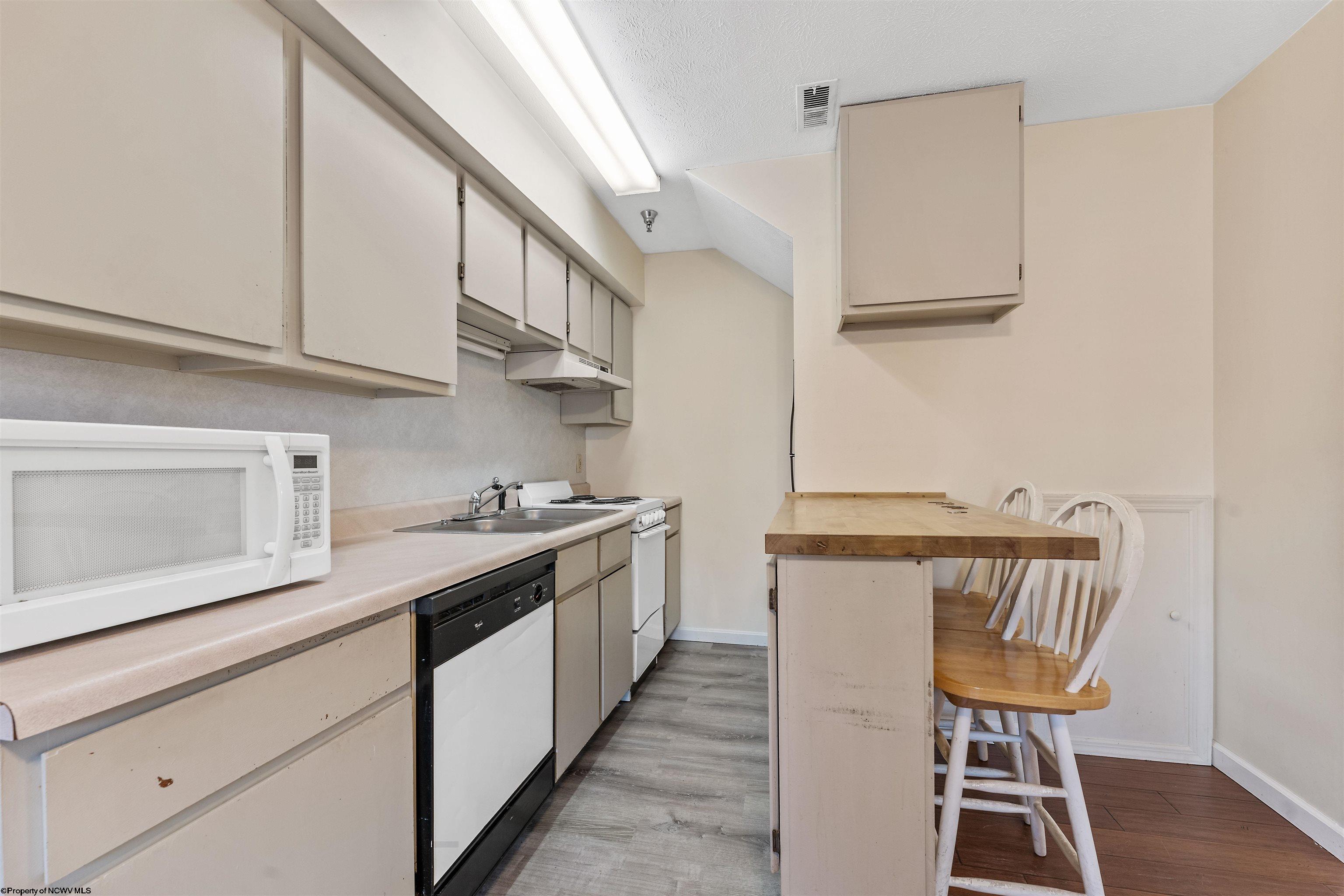 Morgantown, West Virginia 26505, United States, 18 Bedrooms Bedrooms, ,8 BathroomsBathrooms,Residential,Contingent,54580