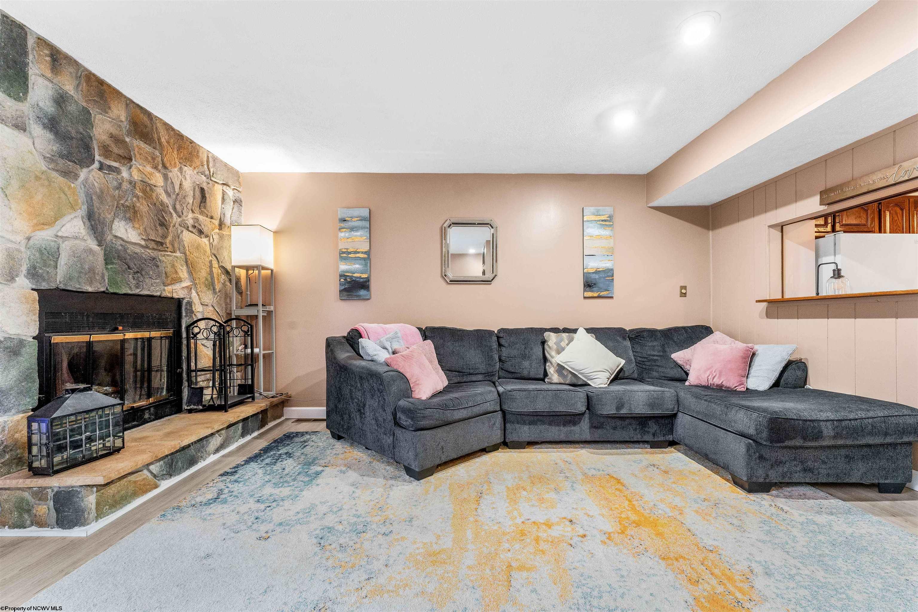 Morgantown, West Virginia 26505, United States, 3 Bedrooms Bedrooms, ,3 BathroomsBathrooms,Residential,Pending,68375