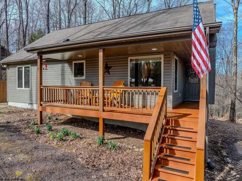 Photo of 520 Hemlock Circle, Terra Alta, WV 26764 (MLS # 10163871)