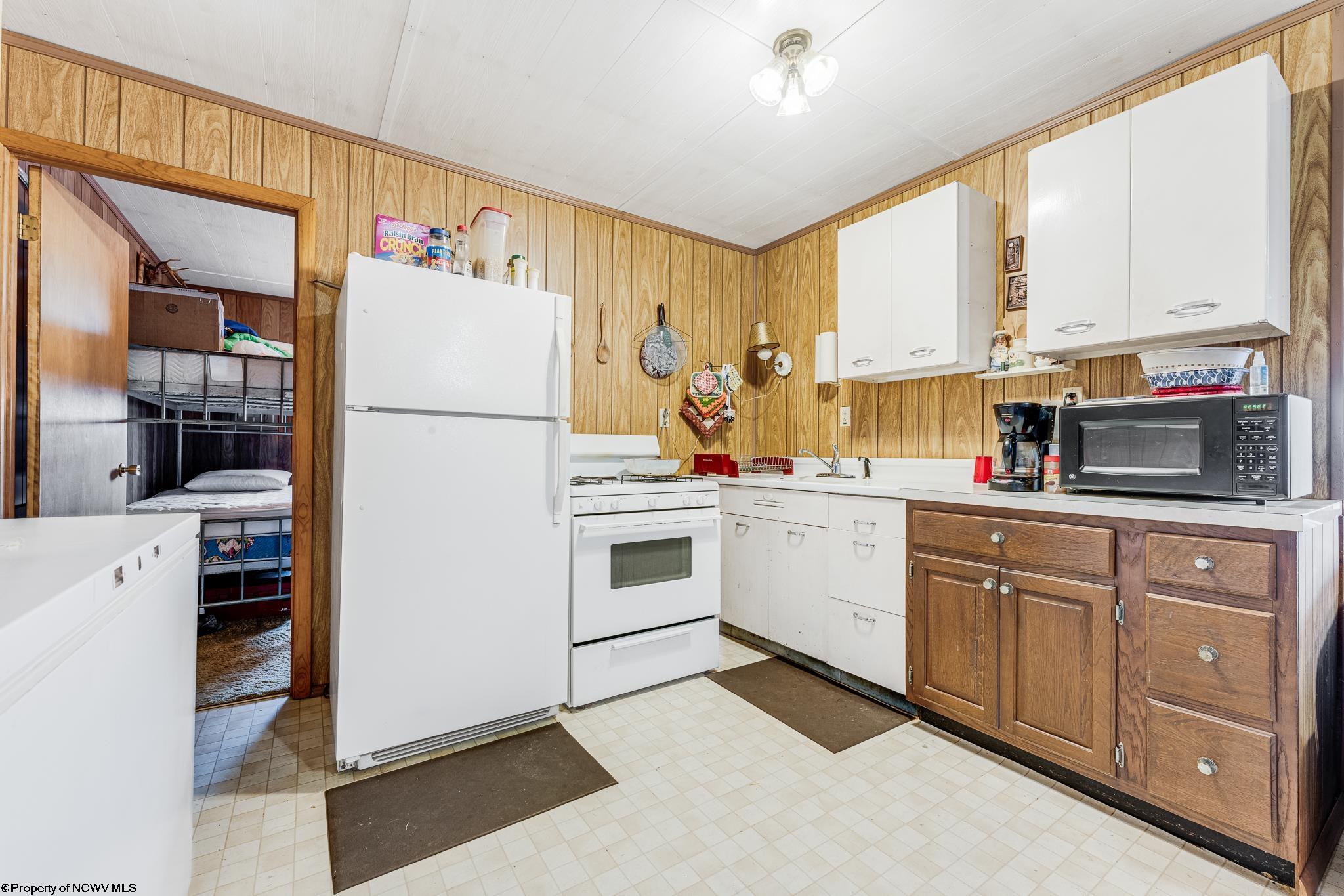 Oakland, Maryland 21550, United States, 2 Bedrooms Bedrooms, ,1 BathroomBathrooms,Residential,Active,21991