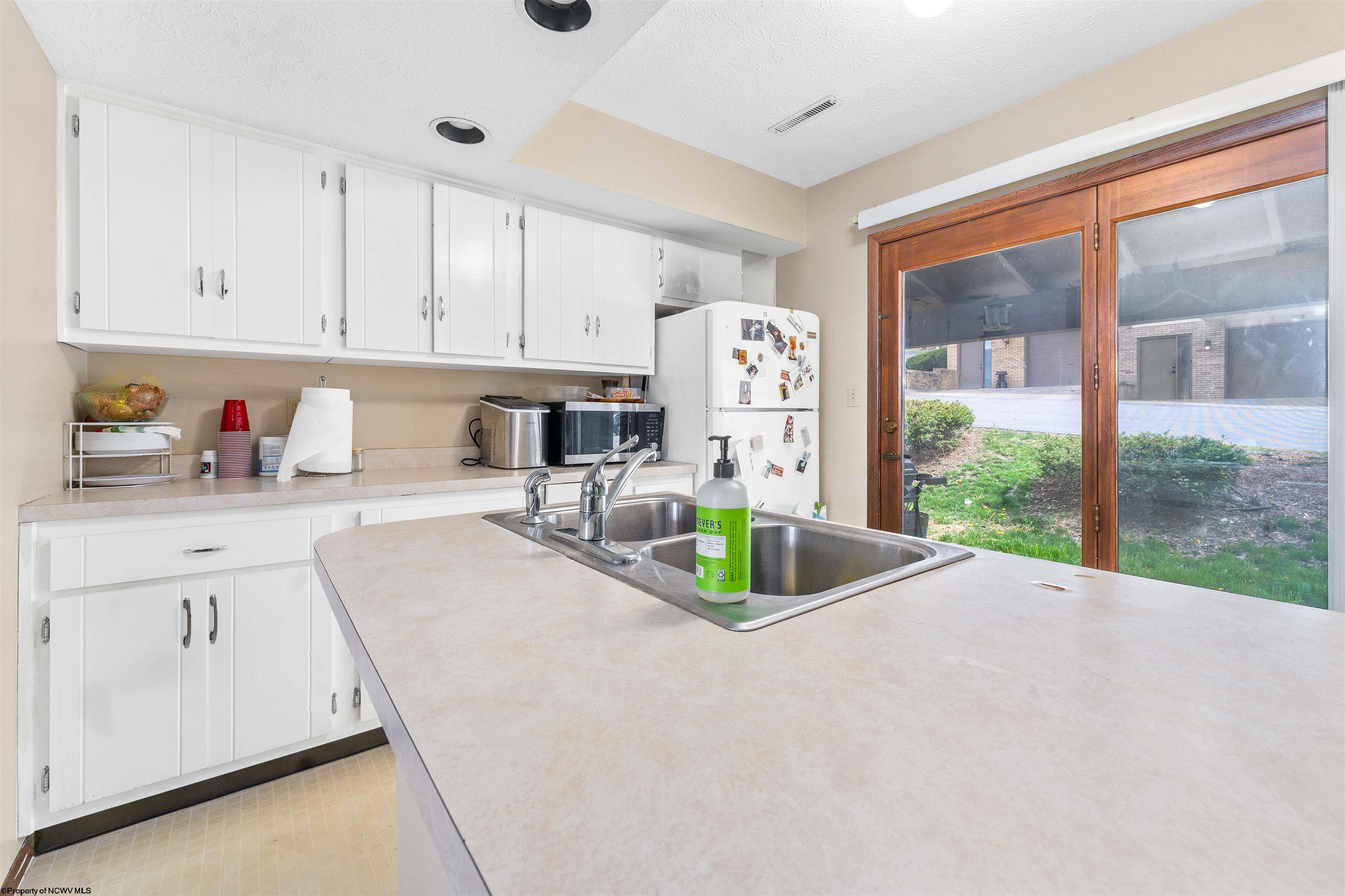 Morgantown, West Virginia 26505, United States, 2 Bedrooms Bedrooms, ,2 BathroomsBathrooms,Residential,Pending,60172