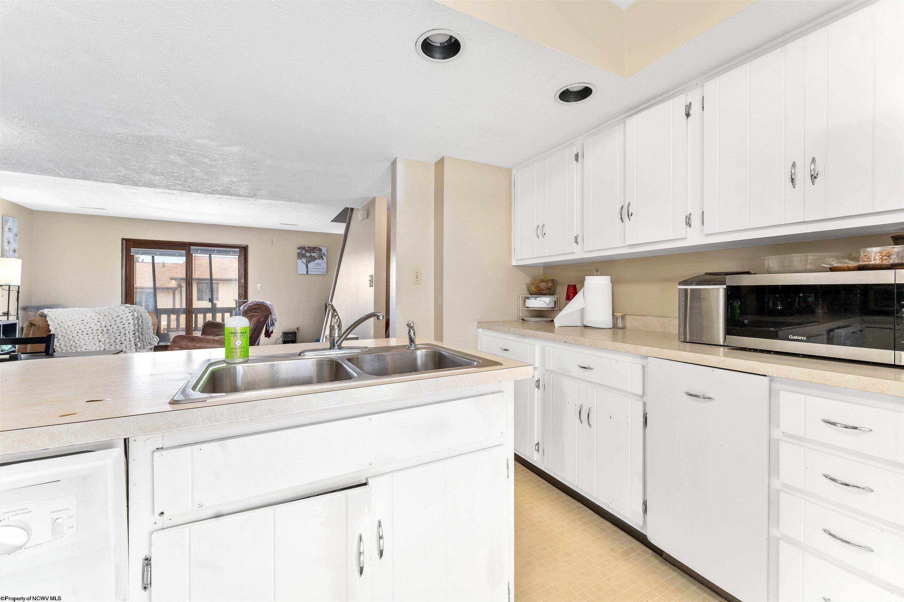 Morgantown, West Virginia 26505, United States, 2 Bedrooms Bedrooms, ,2 BathroomsBathrooms,Residential,Pending,60172