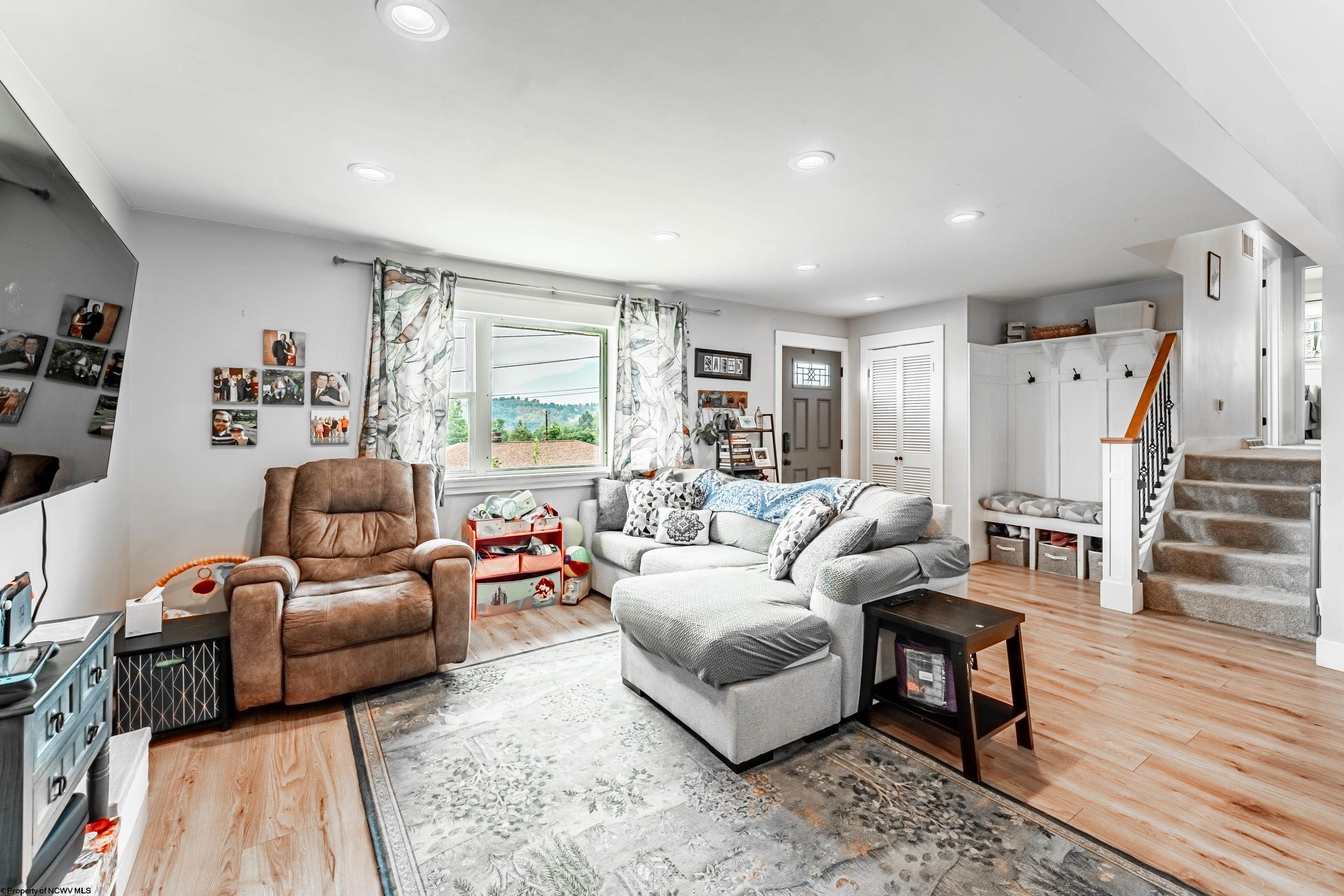 Morgantown, West Virginia 26505, United States, 3 Bedrooms Bedrooms, ,2 BathroomsBathrooms,Residential,Contingent,188469