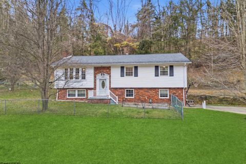 Photo of 165 Winding Way, Clarksburg, WV 26301 (MLS # 10163464)