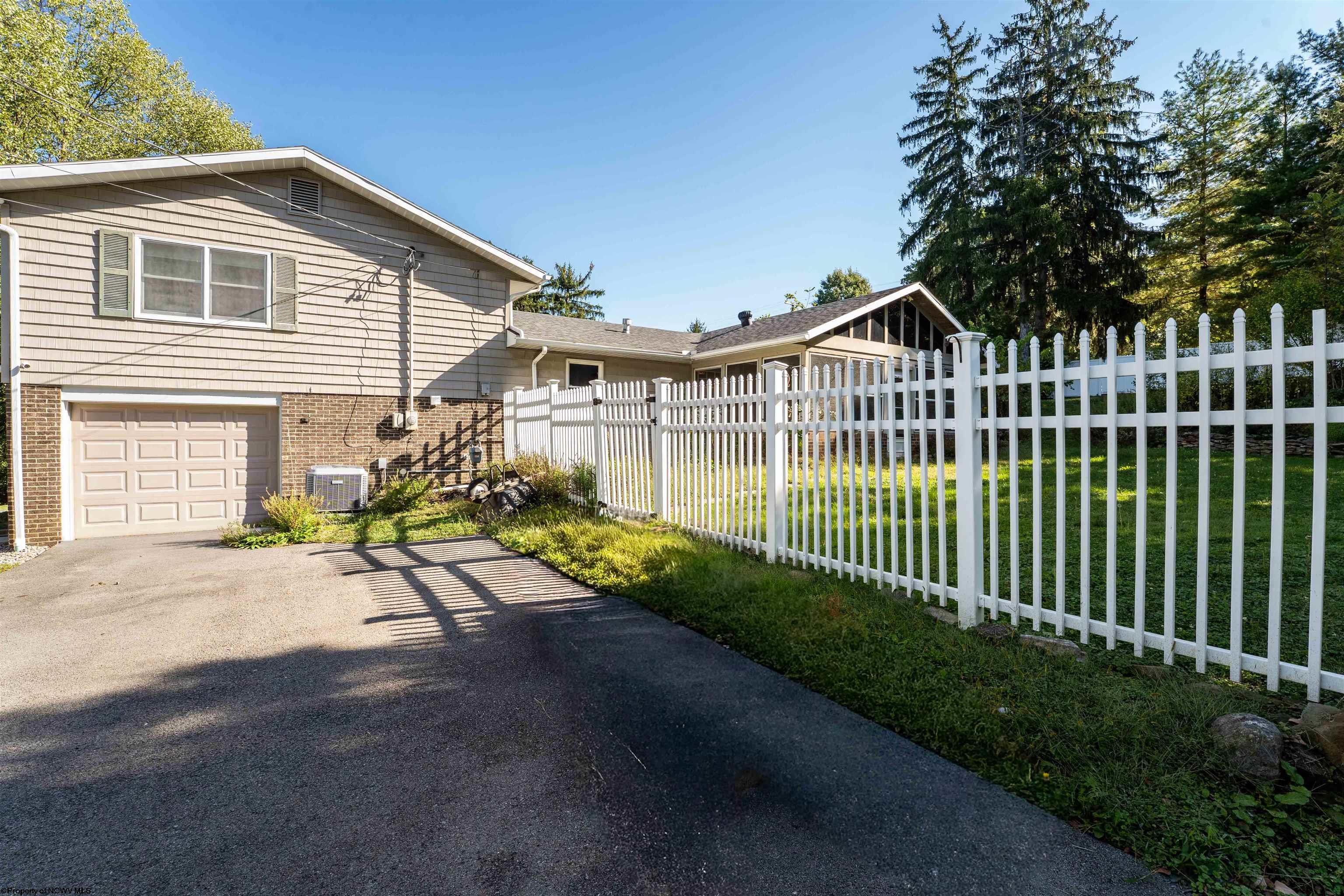 Morgantown, West Virginia 26508, United States, 4 Bedrooms Bedrooms, ,2 BathroomsBathrooms,Residential,Active,221594