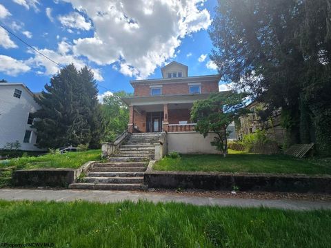 Photo of 602 Temple Street, Hinton, WV 25951 (MLS # 10164416)