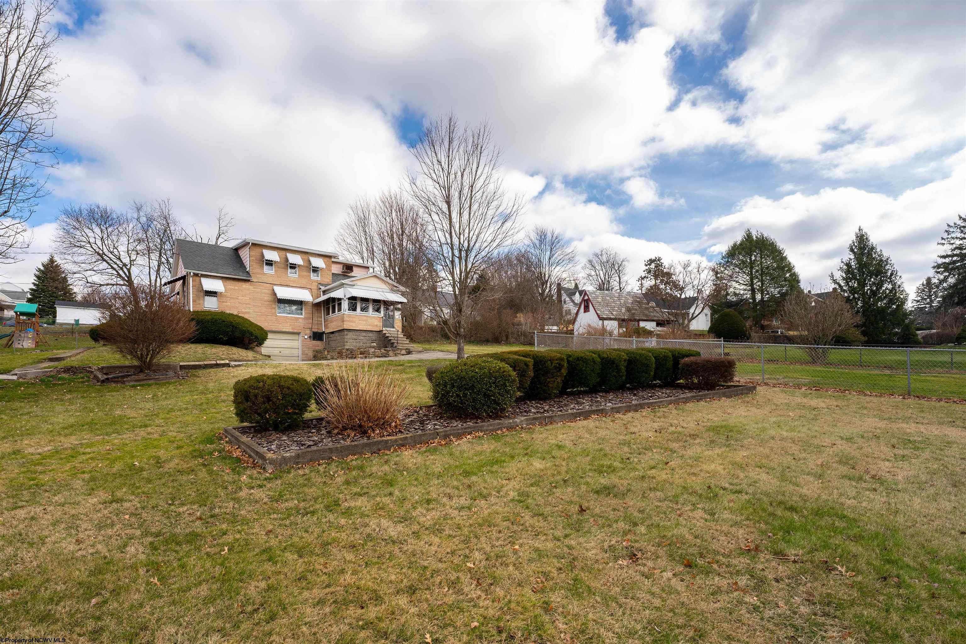 Uniontown, Pennsylvania 15401, United States, 3 Bedrooms Bedrooms, ,2 BathroomsBathrooms,Residential,Pending,64626