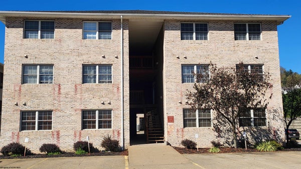 434 CREEKSIDE DR, MORGANTOWN, WV 26508 - Image d15db1391a50c4d2ac01cfb2e44c0b3c/1459564476