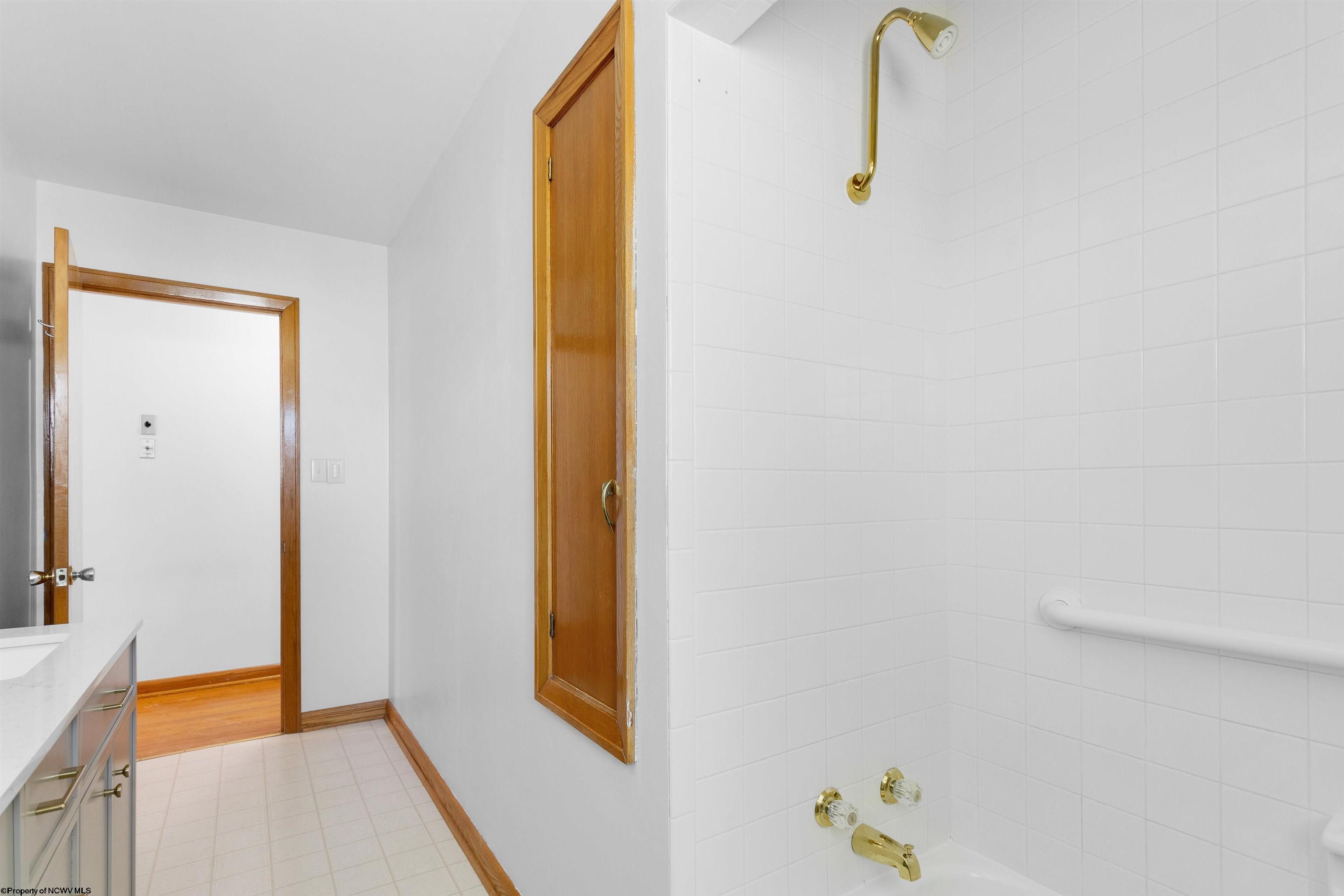 Morgantown, West Virginia 26501, United States, 3 Bedrooms Bedrooms, ,2 BathroomsBathrooms,Residential,Contingent,51741