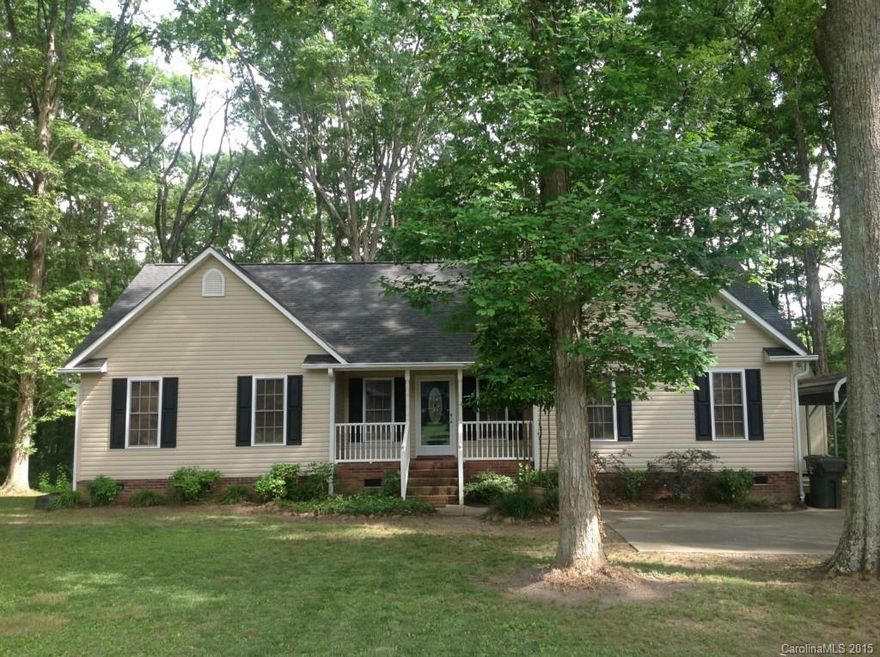 BELOW TAX VALUE!   Seller bought home and never moved to SC . Now dramatically dropped for quick sale. Bring clients who would love to get a great deal.  Beautiful Ranch with  Rocking Chair Front Porch . Located on Level Wooded Lot with Mature Trees and Privacy, . Open Floor Plan. Hardwoods in Kitchen and Family Room. Split Bedroom Floor plan with Walk in Closet. Ceiling Fans in all Rooms! Move In Ready. Large 2 Story Workshop or Artist Studio with Windows for Natural Light but also has Electric