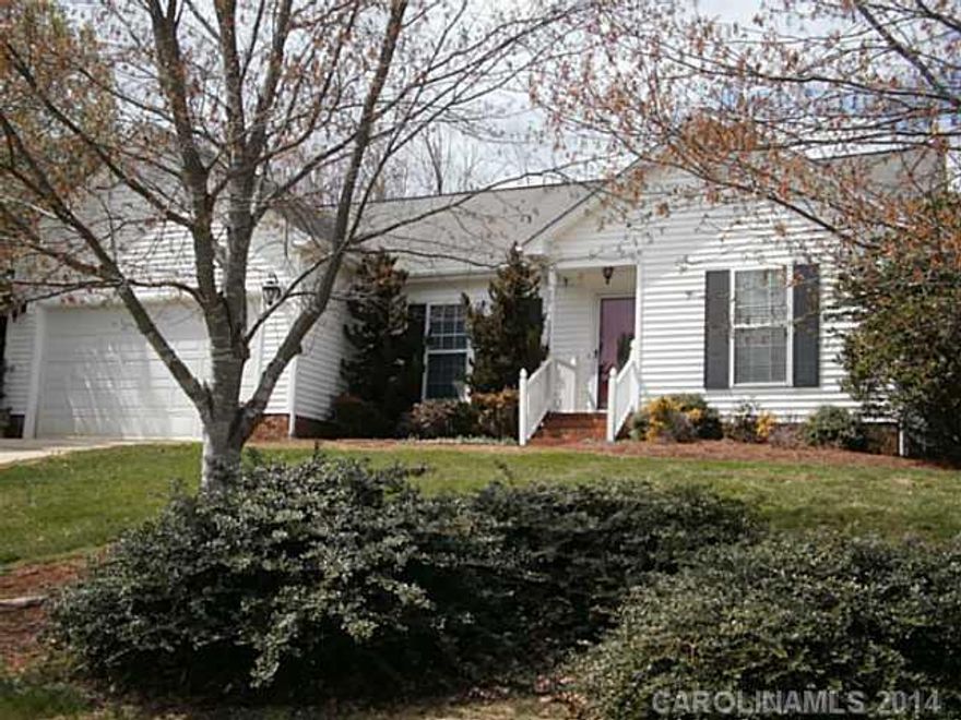 Beautiful ranch with split bedroom floor plan, stainless and granite in kitchen. Lots of designer touches make you feel right at home.