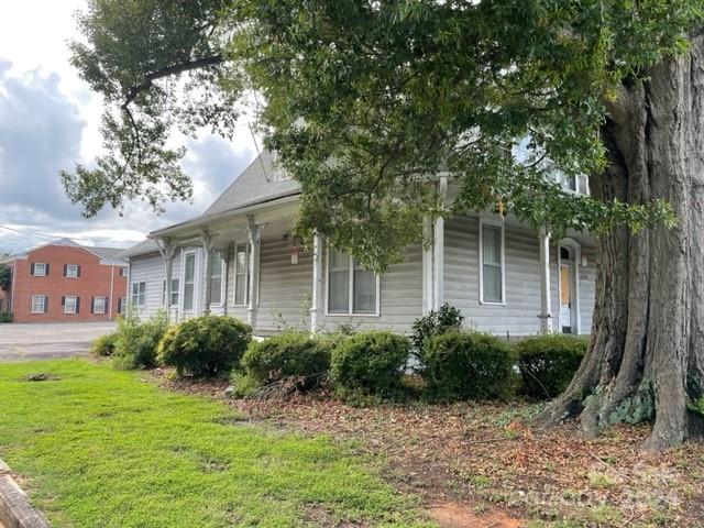 Main image without alt text