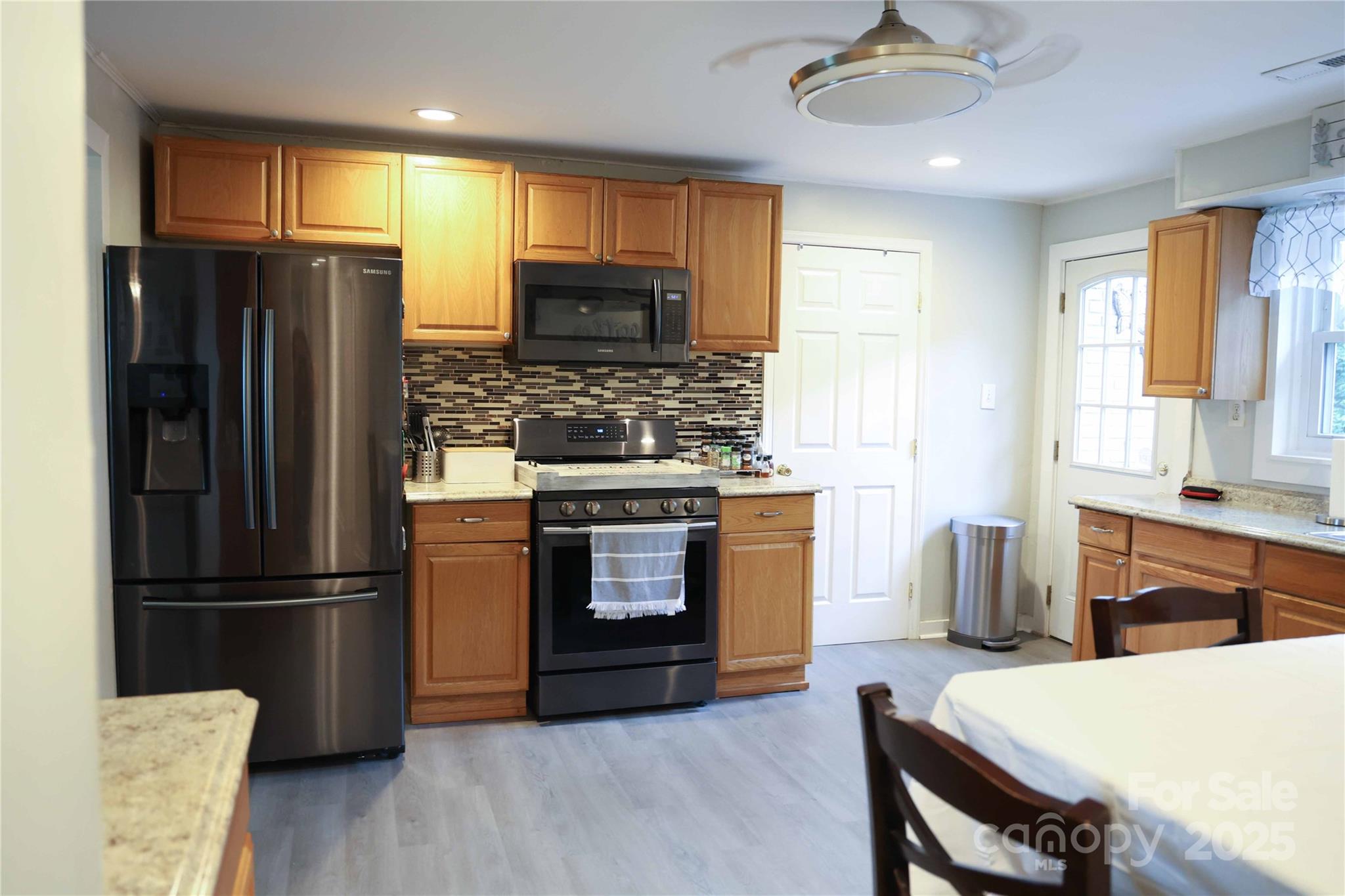 Hickory, North Carolina 28602, United States, 3 Bedrooms Bedrooms, ,3 BathroomsBathrooms,Residential,Active,191972