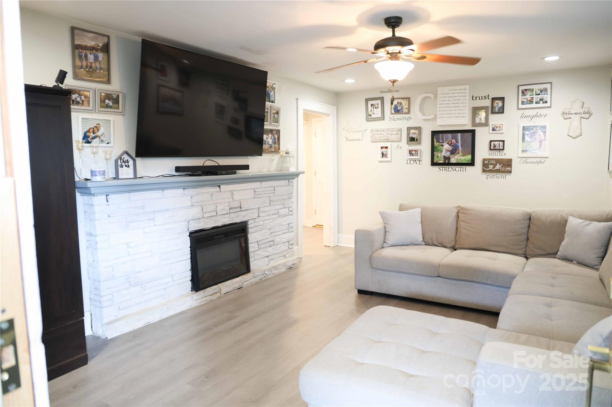 Hickory, North Carolina 28602, United States, 3 Bedrooms Bedrooms, ,3 BathroomsBathrooms,Residential,Active,191972