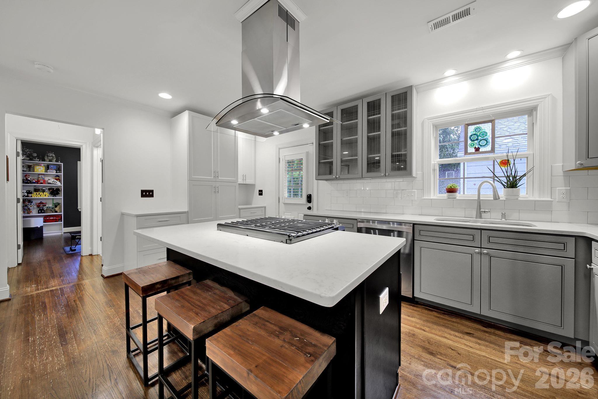 835 Everett Place