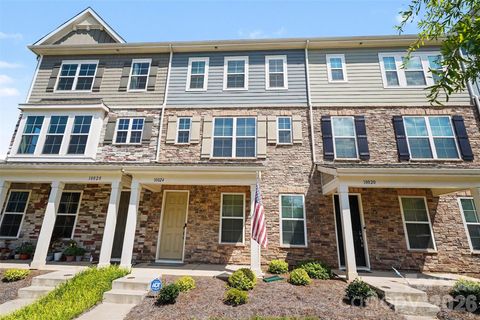 Photo of 10024 Hemingway Place, Charlotte, NC 28227 (MLS # 4403858)