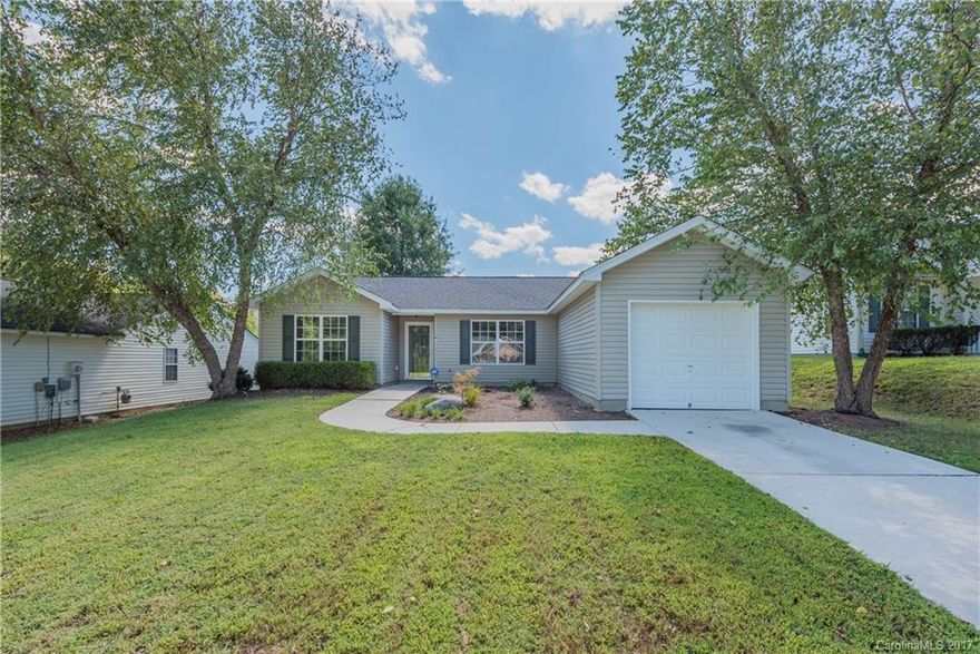 Charming 3 Bed/2 Bath ranch, located in the rapidly expanding, Steele Creek area. Open Floor plan with large kitchen. Master Bedroom features walk in closet & master bath with Garden Tub. Freshly painted. Sits near the end of a quiet cul-de-sac. New roof as of 2014. Close to everything you could possibly need from restaurants, parks, lake, airport, entertainment, 77/485, & shopping. You name it, it's practically right up the street. Come check out this lovely home today, before it's to late!