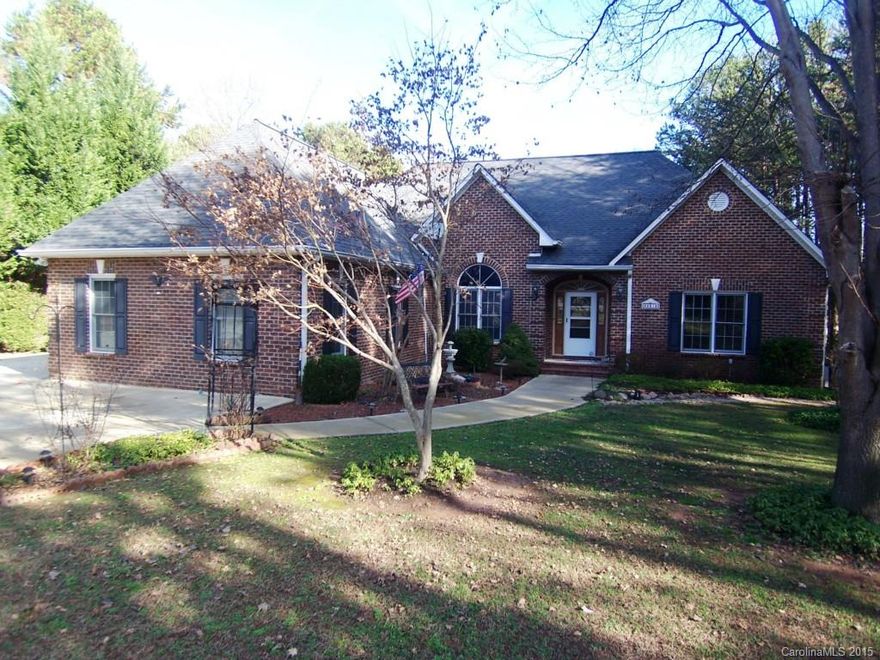 Beautiful custom full brick ranch home on large lot with lake access & side load garage.  Large Gourmet kitchen with Granite counter tops, tile floor, island, gas range & SS appliances, breakfast area has bay window overlooking large backyard, formal dining area, Large great rm with gas log fireplace, large master suite with luxurious bath & huge custom tiled shower w/bench seats,  sun rm/four season rm, large deck & patio, partially fenced yard, Optional $55/yr for boat ramp, lake access usage