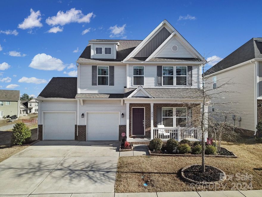 Welcome to this charming and spacious 3-bedroom, 2.5 bathroom home in the Roddey Park neighborhood. Boasting a versatile layout with a downstairs bonus/flex room, this residence offers ample space for comfortable living and entertaining.
Upstairs, the primary bedroom suite, complete with a spacious closet and an ensuite bathroom for added privacy. Two additional bedrooms and a shared full bathroom offer comfortable accommodations for family members or guests. Additionally, there is a large loft space that is perfect for use as a home office, playroom, or extra living space.
Outside, the fenced-in backyard provides a peaceful retreat, ideal for outdoor gatherings, gardening, or simply enjoying the beautiful weather.
Conveniently located near downtown Rock Hill, this home offers the perfect blend of comfort, convenience, and style. Don't miss the opportunity to make this delightful property your own!