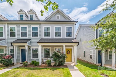 Photo of 1031 Plaza Walk Drive, Charlotte, NC 28215 (MLS # 4396932)