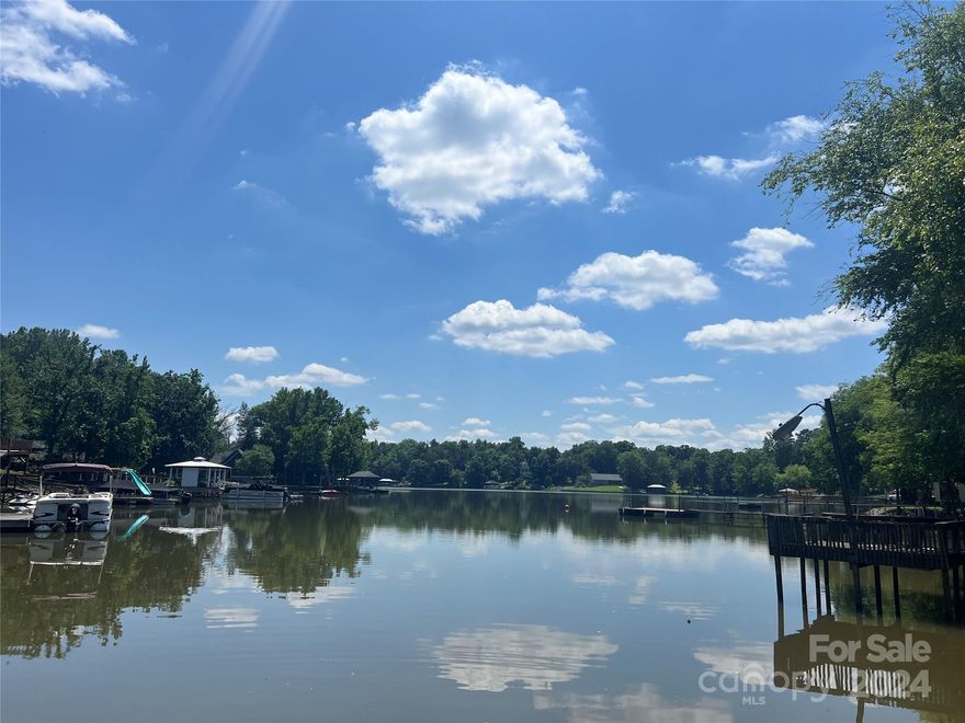 WATERFRONT!! Here’s your opportunity to live on Lake Wylie. Build your dream home and enjoy the peaceful and beautiful views of the lake. Within a 35 minute commute to downtown Charlotte. Best of both worlds! Don’t miss this amazing opportunity. Stone fire pit included.